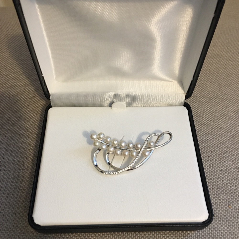 Elegant Silver and natural fresh water Pearl Brooch